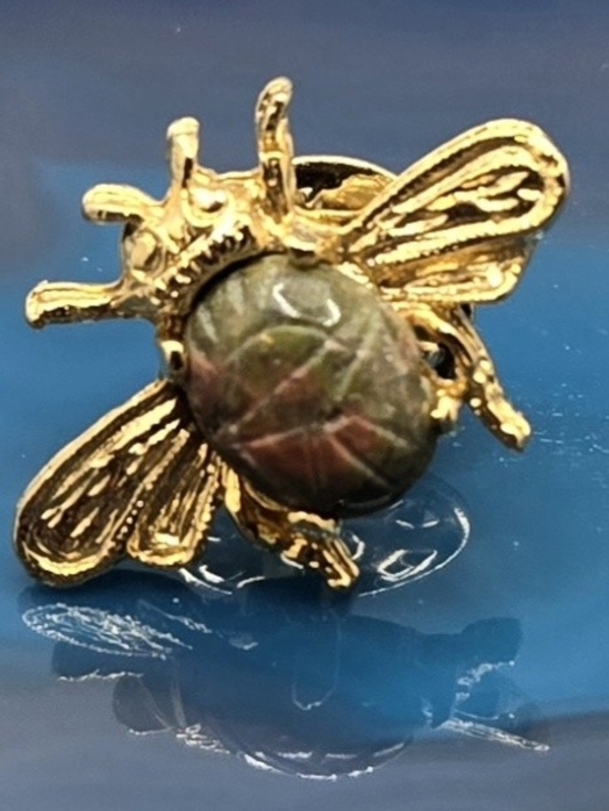 Unsigned Jewelry - Bee Tack Pin w/ Stone (Unakite) Carved Scarab 1" X ¾"